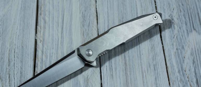 Old School Switchblade Meets Modern Detailing and Features in OTF Knives